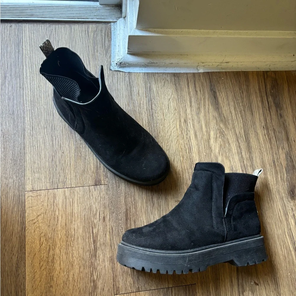 Super Cute Qupid Black Suede Ankle Boots w White Snakeskin Stripe-Size 8 - Picture 9 of 15